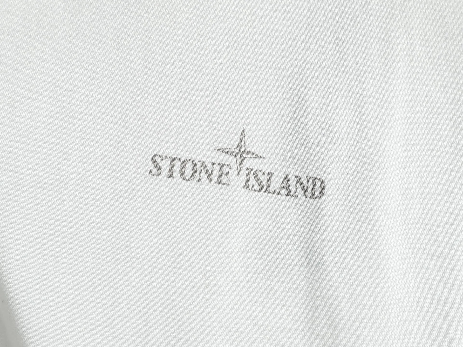 P150 Stone Island 2025FW new autumn and winter geometric print short-sleeved base T-shirt. Pure background color with the brand's iconic compass logo + geometric line printing on the back, full of cool recognition. The basic round neck version is suitable for various body shapes, the fabric is soft and breathable, and multiple colors are available. Suitable for daily outings and casual wear, easy to wear on the street. Color: black and white Size: XSSML